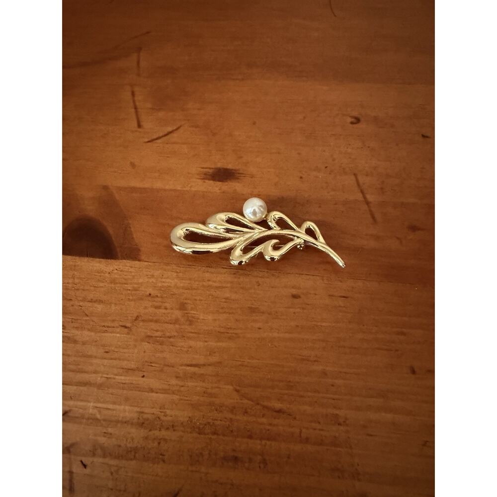 Vintage Gold Tone Leaf Brooch Faux Pearl Accent Openwork Floral Spray Pin Class